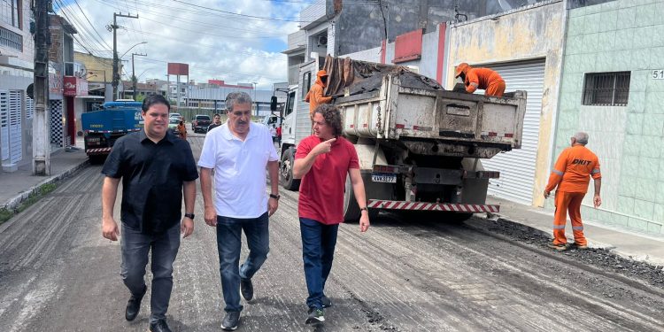 Durante inspeção a recapeamento da BR 104 em Esperança, Veneziano confirma que Paraíba terá R$ 420 milhões para obras rodoviárias este ano