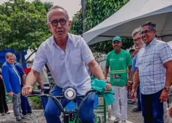 Cícero Lucena entrega triciclos elétricos de carga para catadores das associações de coleta seletiva