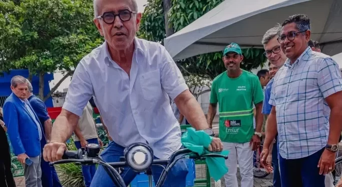 Cícero Lucena entrega triciclos elétricos de carga para catadores das associações de coleta seletiva