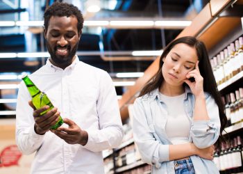 Alimentação básica é quase 5 vezes mais cara do que consumo exagerado de bebidas alcoólicas, diz estudo da UFPB