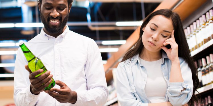 Alimentação básica é quase 5 vezes mais cara do que consumo exagerado de bebidas alcoólicas, diz estudo da UFPB