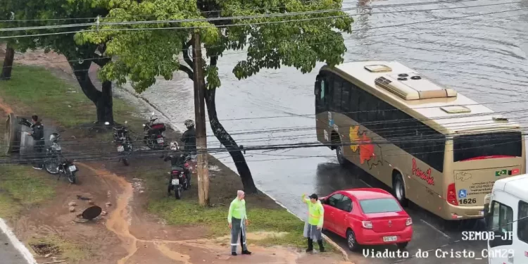 Em apenas 12 horas, choveu em João Pessoa 125 mm, mais da metade do volume esperado para todo mês de maio