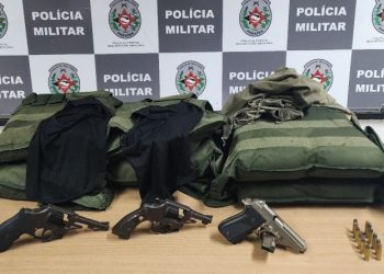 Polícia Militar intercepta carro roubado e apreende armas e coletes com cinco suspeitos na Capital
