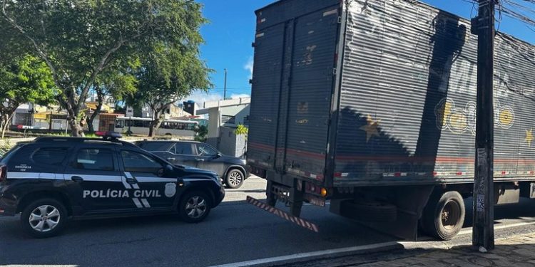 Polícia Civil apreende mais de dois mil itens de produtos falsificados no Centro de Campina Grande