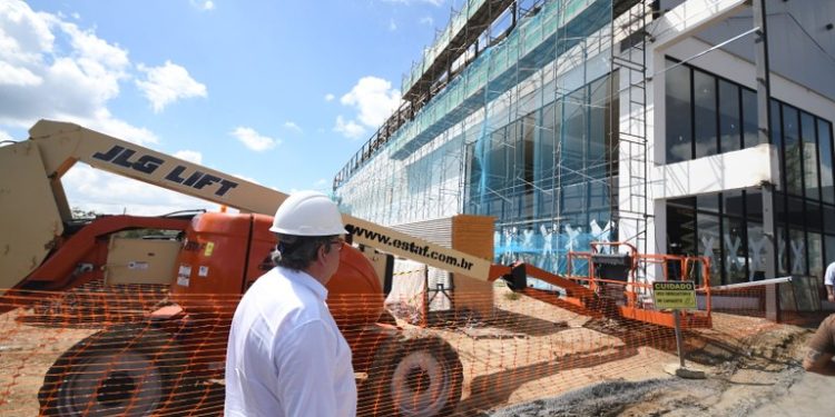 João Azevêdo inspeciona obras do Centro de Convenções e assegura Policlínica para Campina Grande