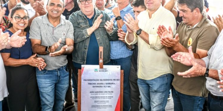João Azevêdo inaugura pavimentação de estradas em Arara, Serraria e Pilões e destaca importância das obras para a economia da região