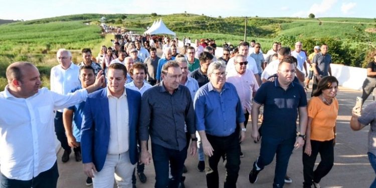 João Azevêdo entrega e inspeciona obras em Itapororoca, Rio Tinto e Mamanguape