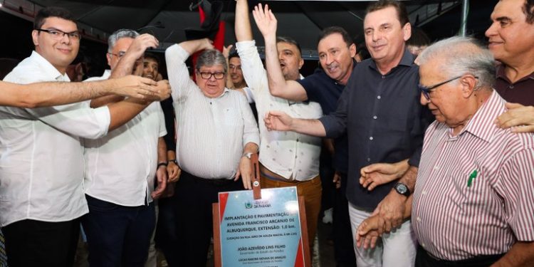 João Azevêdo entrega obras de mobilidade urbana em Cajazeiras e assegura desenvolvimento para o município e região