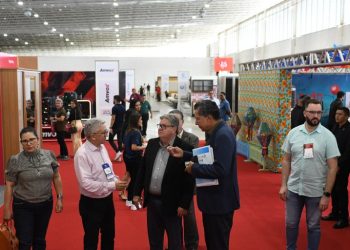 Governador prestigia a abertura do Salão Móvel Paraíba, no Centro de Convenções, reunindo fabricantes do setor moveleiro de 14 estados