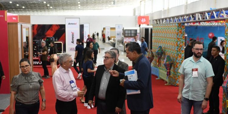 Governador prestigia a abertura do Salão Móvel Paraíba, no Centro de Convenções, reunindo fabricantes do setor moveleiro de 14 estados