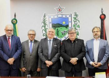 João Azevêdo assina PCCR e Lei Orgânica do TCE e instituição celebra conquistas