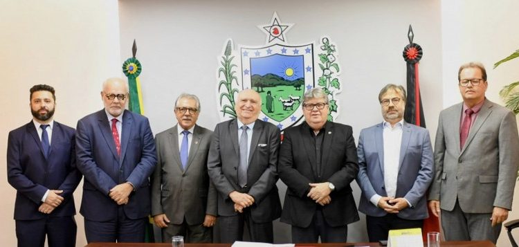 João Azevêdo assina PCCR e Lei Orgânica do TCE e instituição celebra conquistas