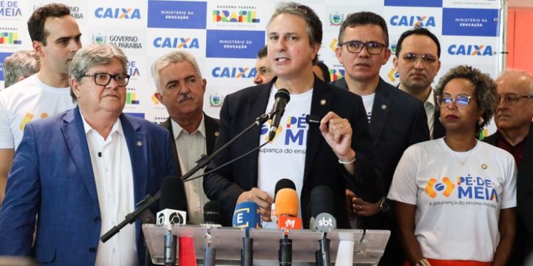 João Azevêdo destaca investimentos na educação no lançamento do programa Pé-de-Meia na Paraíba