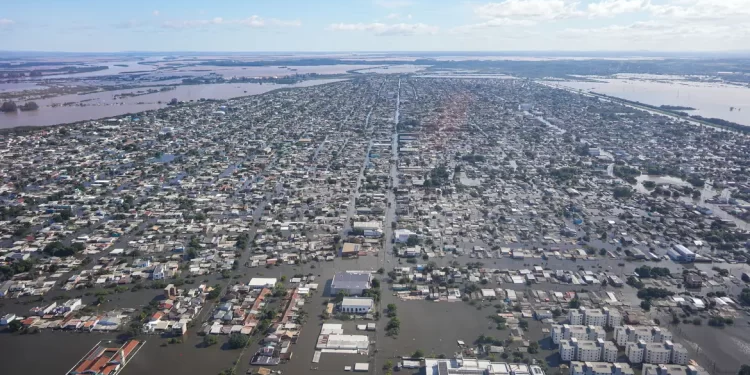 Lula se compromete a garantir moradia para quem perdeu casa no RS
