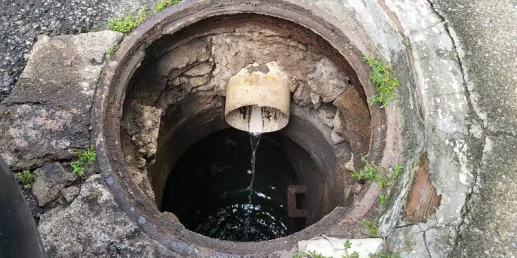 Hotel e mais quiosques são flagrados despejando esgoto irregular na orla de João Pessoa