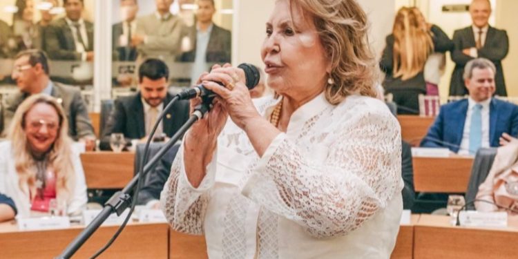 Francisca Motta protesta contra demissão de médica do Hospital do Bem, em Patos