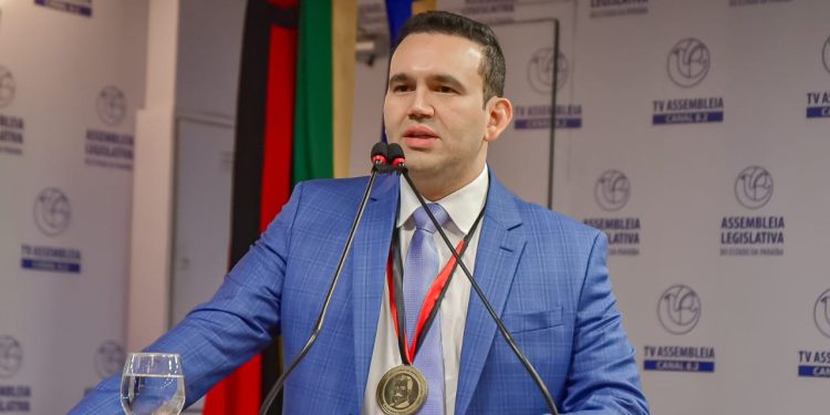 ALPB concede cidadania paraibana e medalha Epitácio Pessoa ao médico Jhony Bezerra