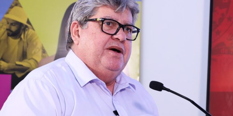 João Azevêdo anuncia pagamento da primeira parcela do 13º e o salário de maio para os servidores públicos