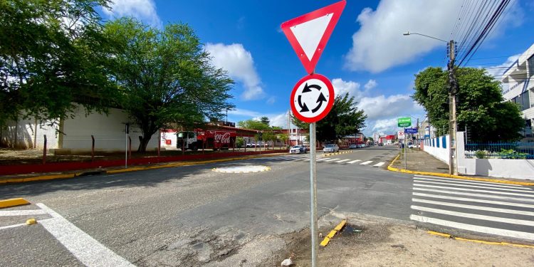 Prefeitura de Campina Grande implanta nova rotatória no cruzamento de ruas, no Catolé