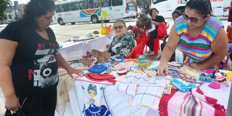 Projeto da Sedurb oferta aulas de crochê gratuitas no Parque Sólon de Lucena