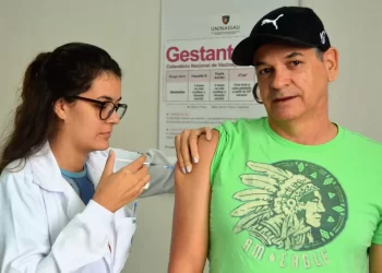Vacinação fortalece o sistema imunológico e pode reduzir o risco de complicações