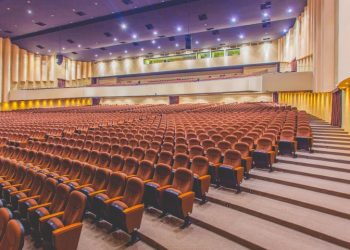 Espetáculos de humor e música agitam programação de maio do Teatro Pedra do Reino