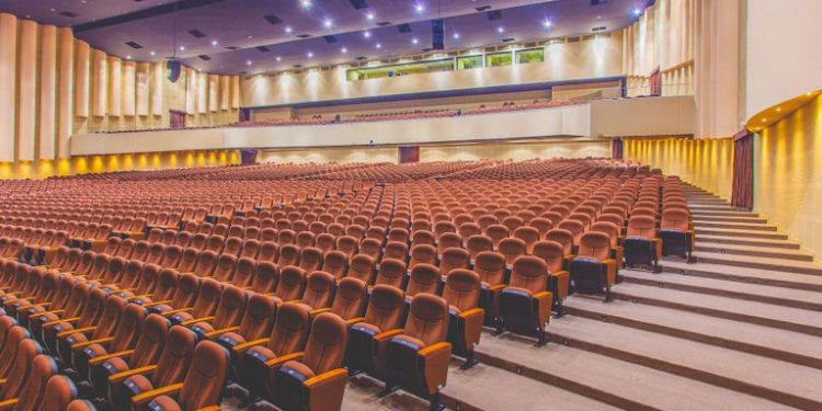 Espetáculos de humor e música agitam programação de maio do Teatro Pedra do Reino