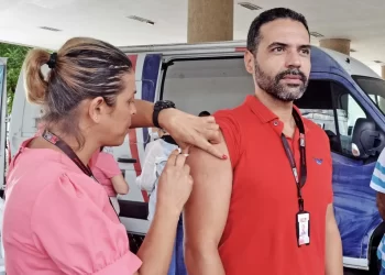 Pontos móveis ofertam vacinas contra Influenza, Poliomielite, dengue e Covid-19 até 21h, na Capital