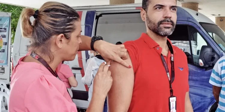 Pontos móveis ofertam vacinas contra Influenza, Poliomielite, dengue e Covid-19 até 21h, na Capital