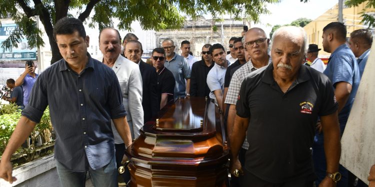 Vereadores, familiares e amigos prestam últimas homenagens ao vereador Professor Gabriel