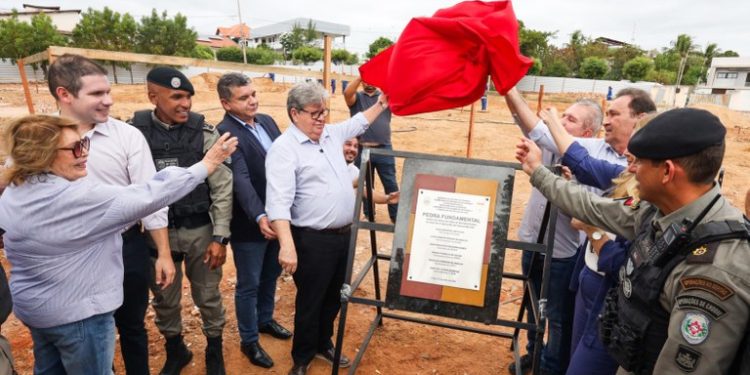 João Azevêdo inaugura creche e autoriza início da construção do 3º Batalhão da Polícia Militar em Patos