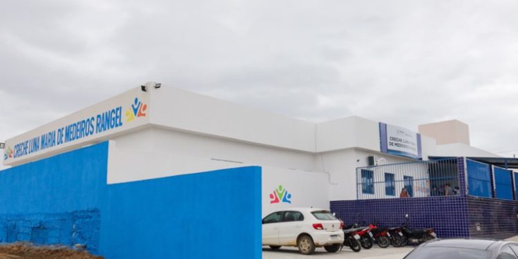 João Azevêdo inaugura creche e autoriza início da construção do 3º Batalhão da Polícia Militar em Patos