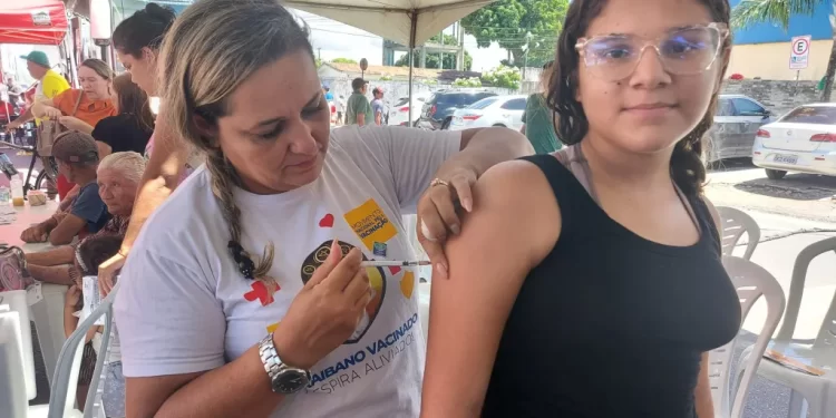 Crianças e adolescentes de 10 a 14 anos devem completar o esquema vacinal contra a dengue