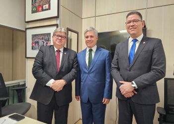 João Azevêdo trata de pautas econômicas e projetos voltados para a agricultura com ministros em Brasília