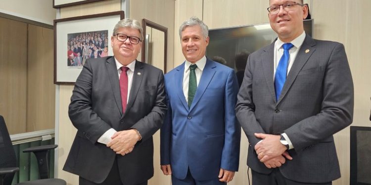 João Azevêdo trata de pautas econômicas e projetos voltados para a agricultura com ministros em Brasília