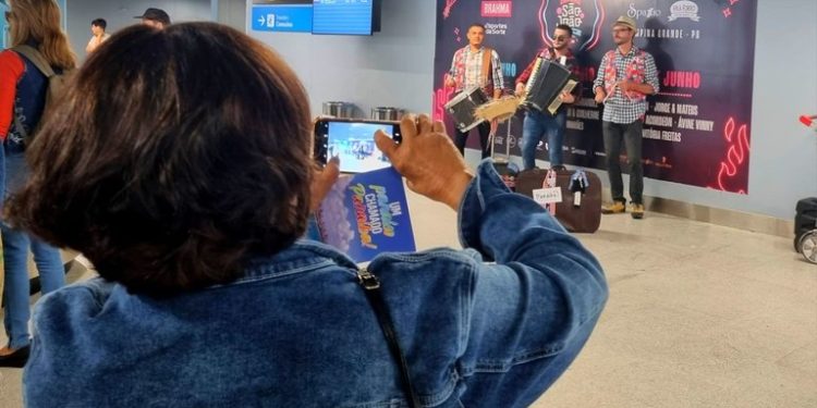 Turistas são recebidos ao som de muito forró pé de serra nos aeroportos da Paraíba