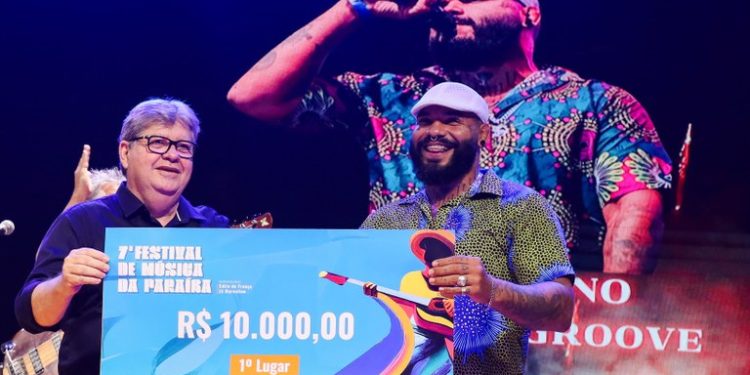 João Azevêdo prestigia final do Festival de Música da Paraíba e destaca importância do evento na revelação de novos talentos