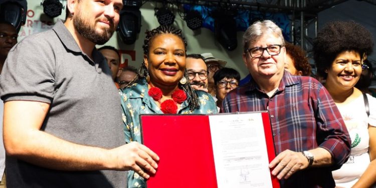 João Azevêdo destina investimentos para a cultura e prestigia São João de Campina Grande ao lado da ministra Margareth Menezes