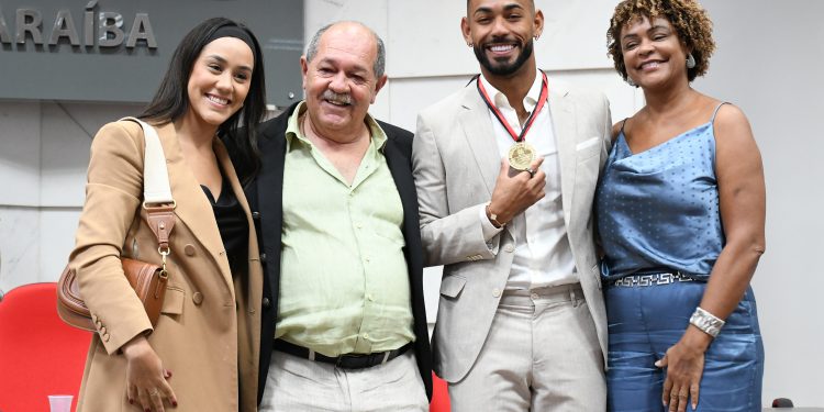 Jogador Matheus Cunha recebe Medalha Cidade de João Pessoa