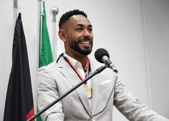 Jogador Matheus Cunha recebe Medalha Cidade de João Pessoa