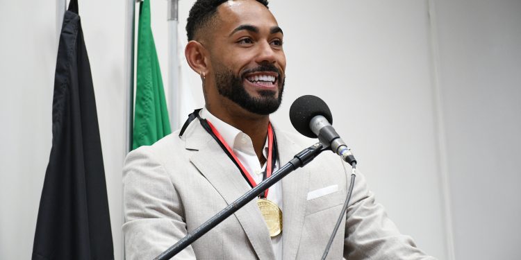 Jogador Matheus Cunha recebe Medalha Cidade de João Pessoa