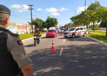 Dupla com tornozeleira eletrônica é presa com motocicleta roubada em João Pessoa