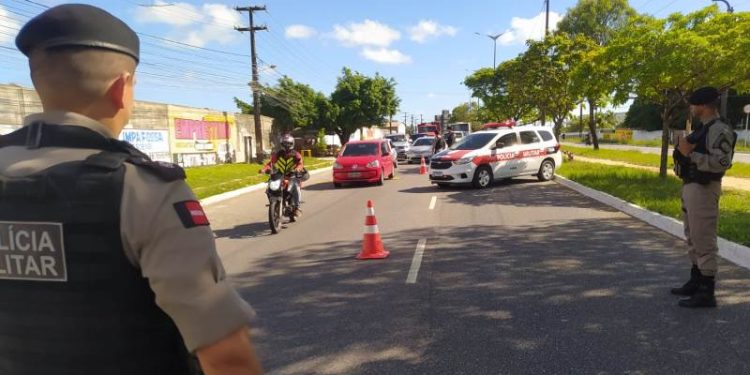 Dupla com tornozeleira eletrônica é presa com motocicleta roubada em João Pessoa