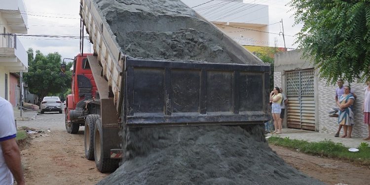 Prefeitura de Patos amplia programa de pavimentação em novos bairros