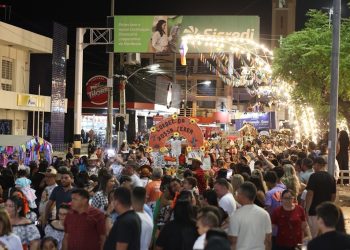 Passeio de Carroças leva multidão às ruas de Patos na véspera da abertura do melhor São João do Brasil