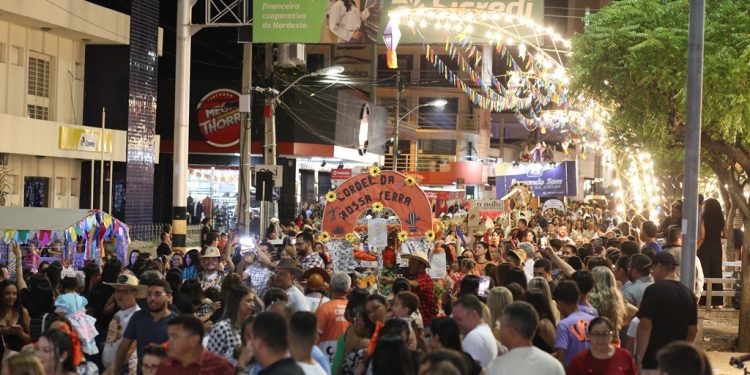 Passeio de Carroças leva multidão às ruas de Patos na véspera da abertura do melhor São João do Brasil
