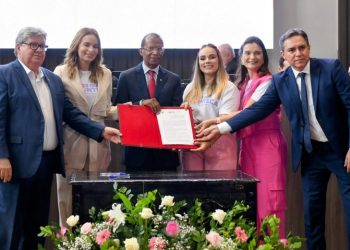 João Azevêdo assina termo de cooperação para implantação do programa de combate à violência contra a mulher
