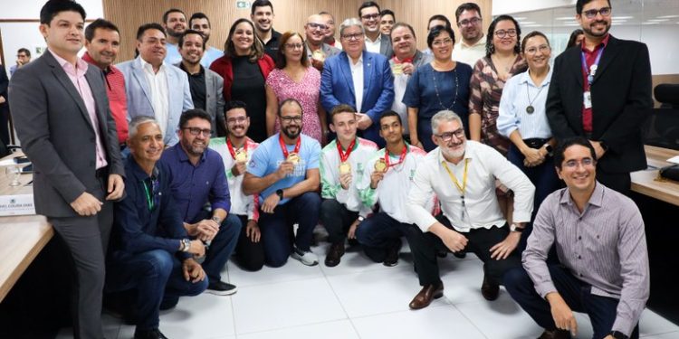 João Azevêdo recepciona estudantes paraibanos premiados em competição internacional de tecnologia