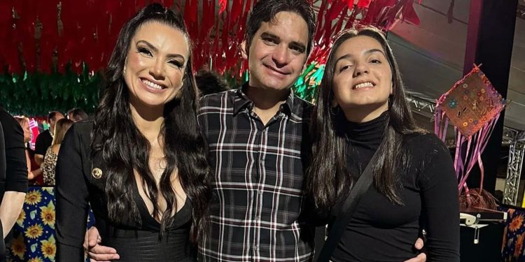 Murilo Galdino entra no clima junino e reencontra amigos no Parque do Povo em Campina Grande