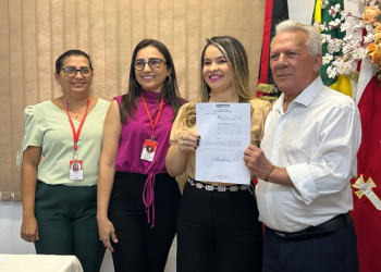 Prefeito Zé Aldemir empossa novos servidores concursadas para a Secretaria Municipal de Educação